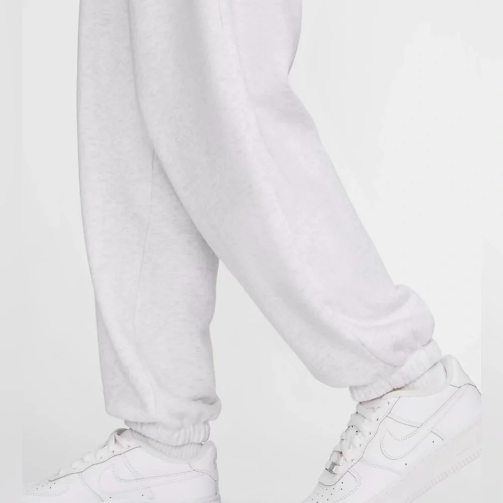 NWT Nike Women’s Sportswear Club Fleece Mid-Rise Oversized Sweatpants - Picture 4 of 8